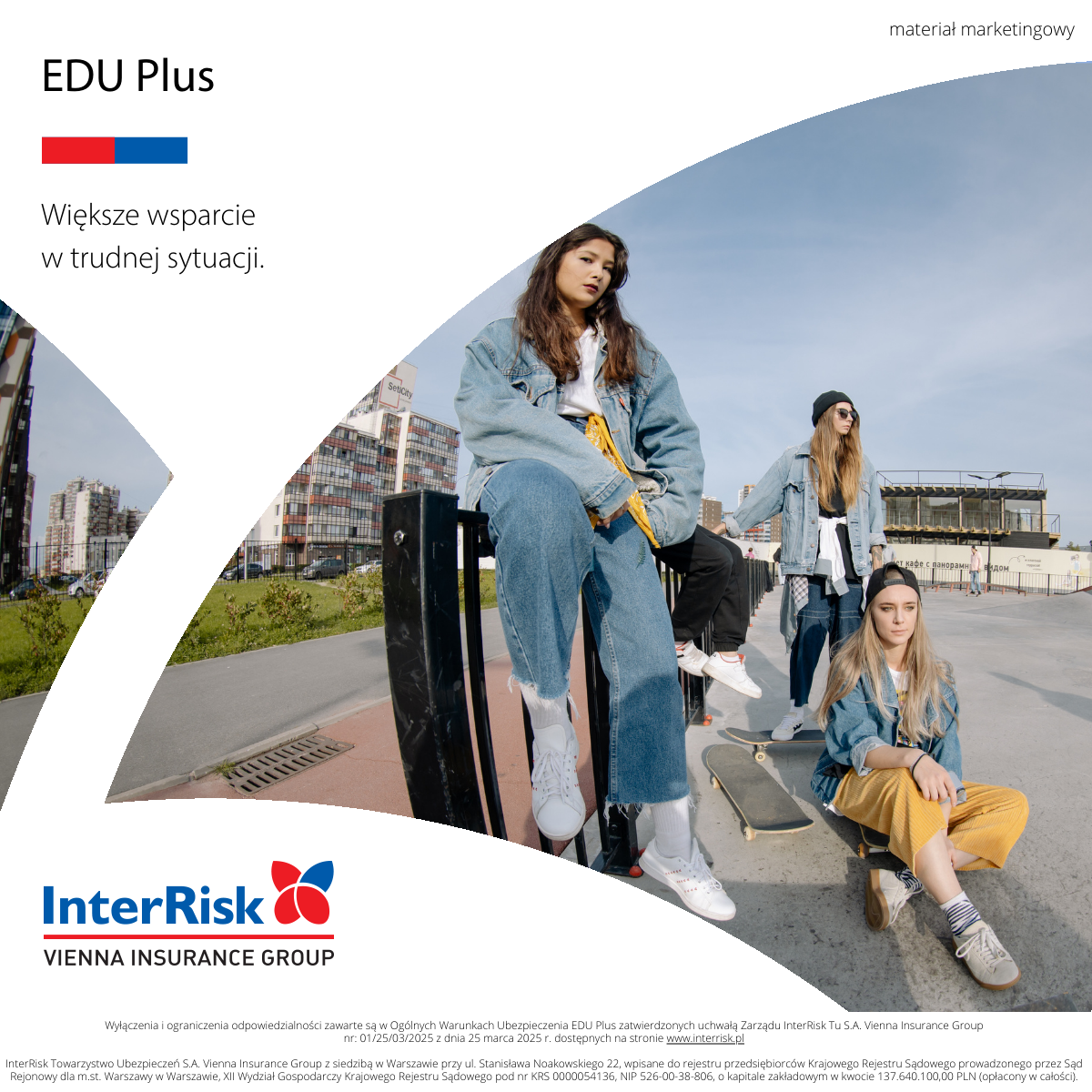 Młode dziewczyny jeżdzące na deskorolkach po mieście