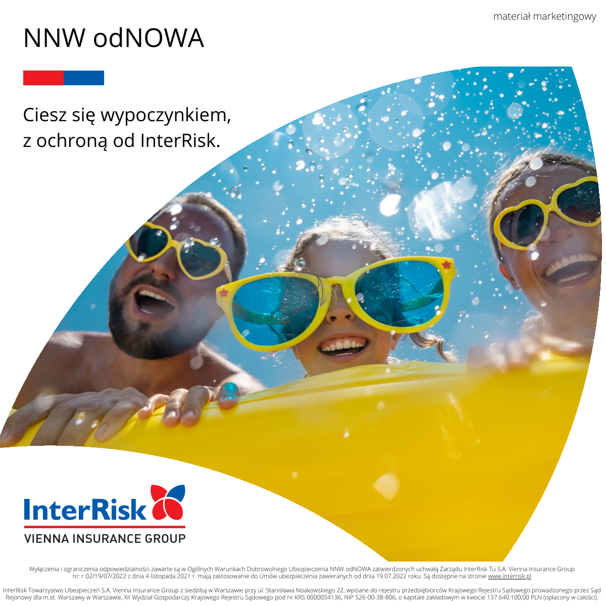 Uśmiechnięta rodzina w dużych żółtych okularach