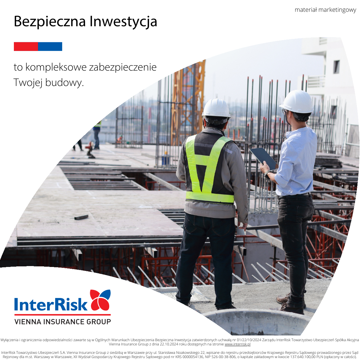 Panowie rozmawiający na placu budowy