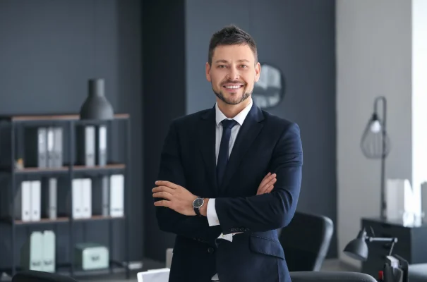 Zdjęcie uśmiechniętego i pewnego siebie prawnika