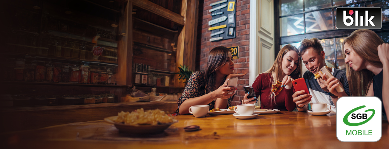 Grafika z przyjaci&oacute;łmi rozliczającymi się przez BLIK
